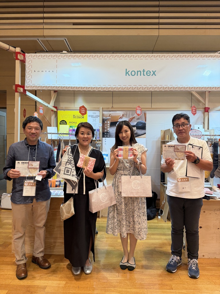 大日本市のkontexブースでコラボセットを手にした記念写真